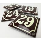 Numéro de maison rouge bordeaux avec ligne crème et cadre classique