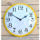 Horloge en émail blanc bord jaune