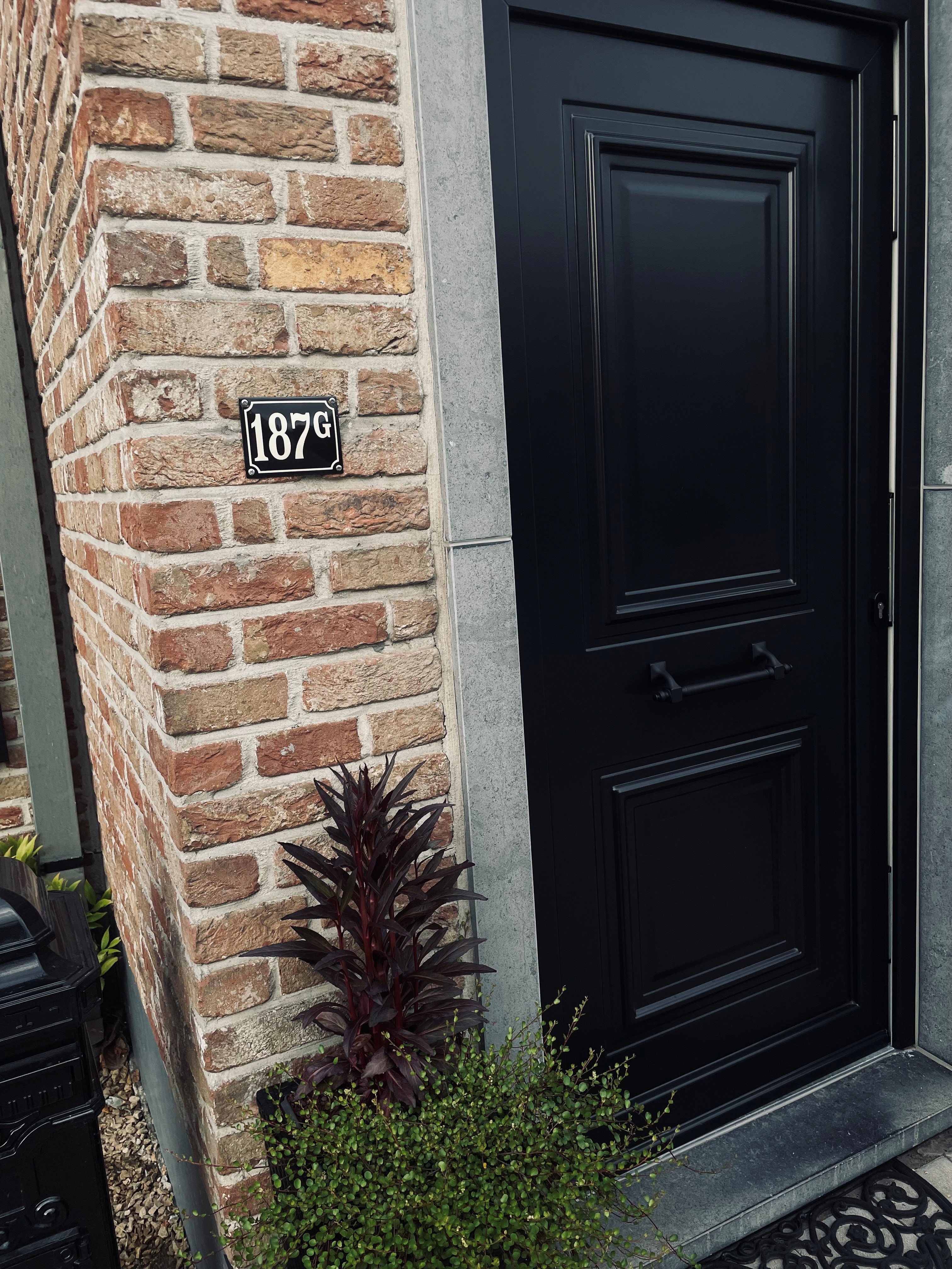 Numéro bombée avec cadre