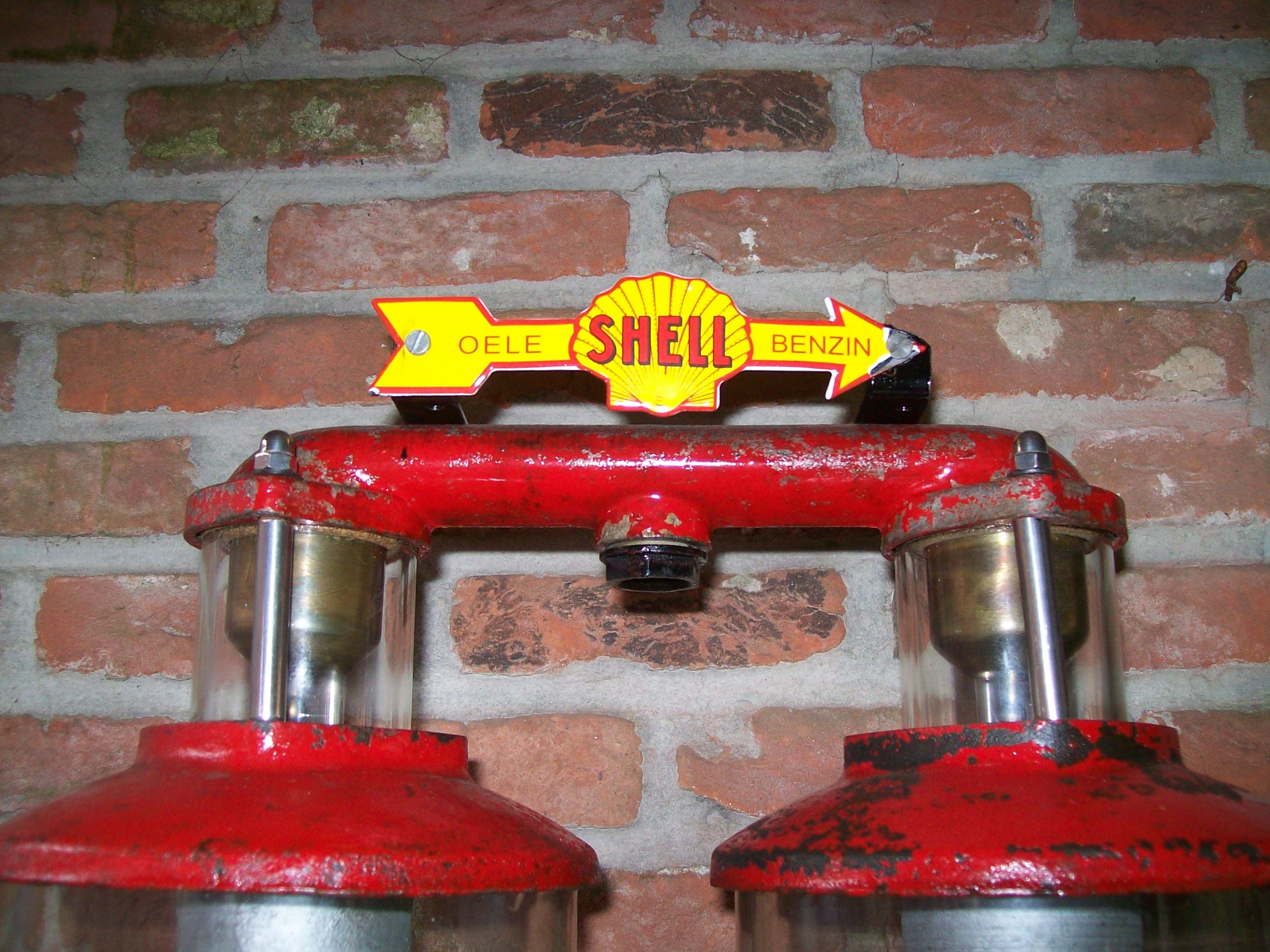 plaque publicitaire Shell en forme de flèche